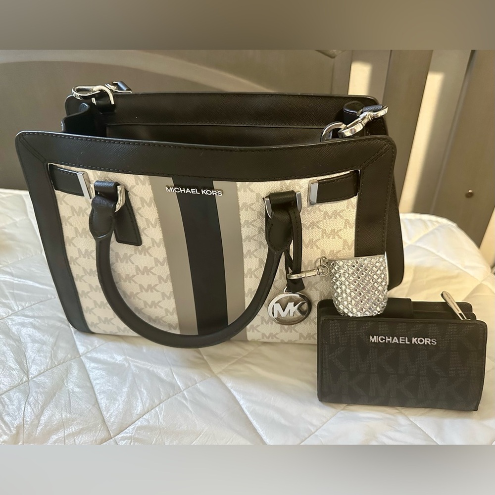 🔥BUNDLE of 4 pieces Authentic Michael Kors Center Stripe - A STEAL OF A DEAL 🔥